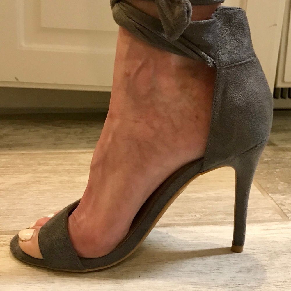 Vici collection wrap around grey heels Sz 6